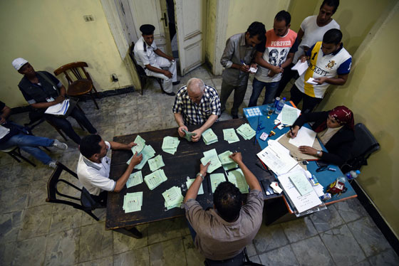 طرائف المصريين في الانتخابات.. عجوز تصوت للمرحوم وآخر يدخل مع حماره صورة رقم 1