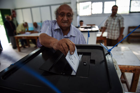 طرائف المصريين في الانتخابات.. عجوز تصوت للمرحوم وآخر يدخل مع حماره صورة رقم 4