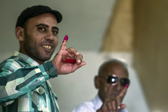 طرائف المصريين في الانتخابات.. عجوز تصوت للمرحوم وآخر يدخل مع حماره صورة رقم 5