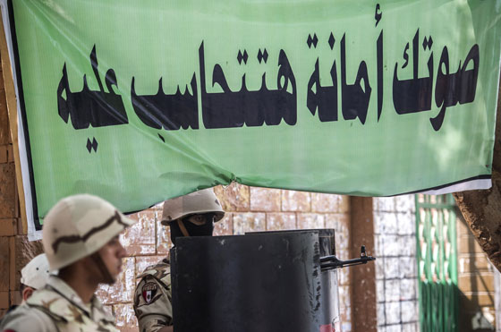 طرائف المصريين في الانتخابات.. عجوز تصوت للمرحوم وآخر يدخل مع حماره صورة رقم 6