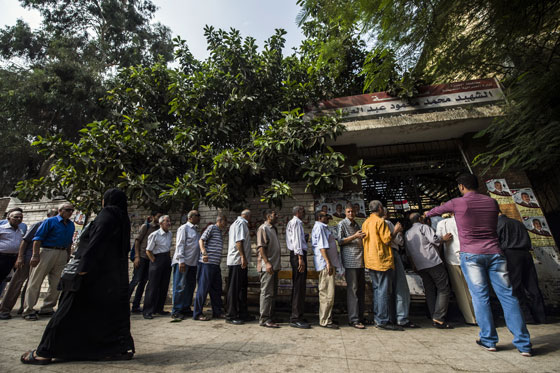 طرائف المصريين في الانتخابات.. عجوز تصوت للمرحوم وآخر يدخل مع حماره صورة رقم 7