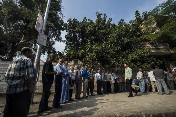 طرائف المصريين في الانتخابات.. عجوز تصوت للمرحوم وآخر يدخل مع حماره صورة رقم 8