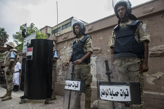 طرائف المصريين في الانتخابات.. عجوز تصوت للمرحوم وآخر يدخل مع حماره صورة رقم 9