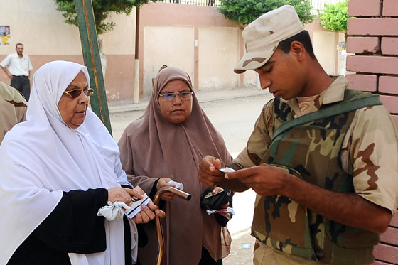 طرائف المصريين في الانتخابات.. عجوز تصوت للمرحوم وآخر يدخل مع حماره صورة رقم 11