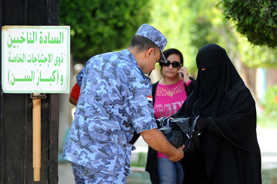 طرائف المصريين في الانتخابات.. عجوز تصوت للمرحوم وآخر يدخل مع حماره صورة رقم 12
