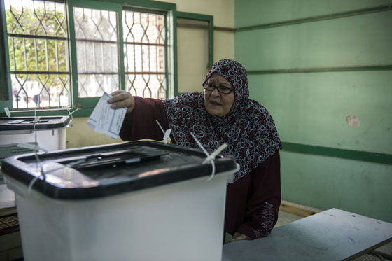 طرائف المصريين في الانتخابات.. عجوز تصوت للمرحوم وآخر يدخل مع حماره صورة رقم 13