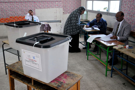 طرائف المصريين في الانتخابات.. عجوز تصوت للمرحوم وآخر يدخل مع حماره صورة رقم 14