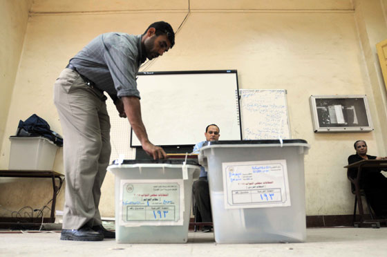 طرائف المصريين في الانتخابات.. عجوز تصوت للمرحوم وآخر يدخل مع حماره صورة رقم 15