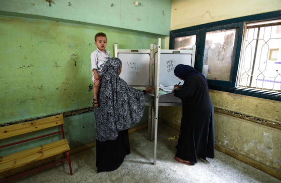 طرائف المصريين في الانتخابات.. عجوز تصوت للمرحوم وآخر يدخل مع حماره صورة رقم 16