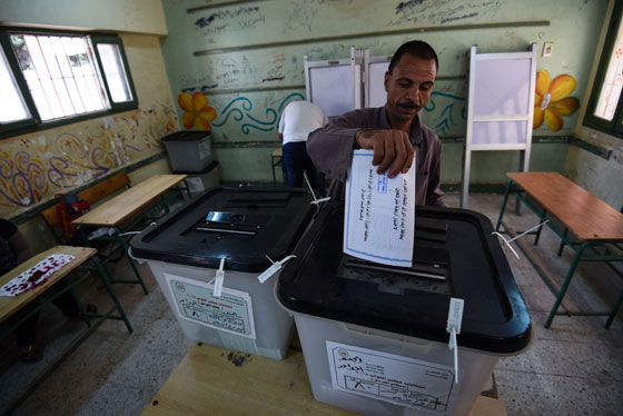 طرائف المصريين في الانتخابات.. عجوز تصوت للمرحوم وآخر يدخل مع حماره صورة رقم 17