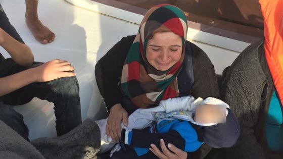 اسرائيليون ينتشلون لاجئين سوريين كاد ان يبتلعهم البحر.. شاهد صورة رقم 1 اسرائيليون ينتشلون لاجئين سوريين كاد ان يبتلعهم البحر.. شاهد صورة رقم 1