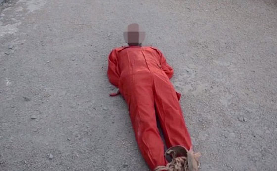 صور مروعة.. شاحنة ارهابيي الدولة تجر متهما بالتجسس الى موته صورة رقم 1 صور مروعة.. شاحنة ارهابيي الدولة تجر متهما بالتجسس الى موته صورة رقم 1