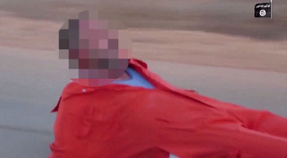 صور مروعة.. شاحنة ارهابيي الدولة تجر متهما بالتجسس الى موته صورة رقم 3 صور مروعة.. شاحنة ارهابيي الدولة تجر متهما بالتجسس الى موته صورة رقم 3