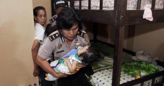 الاخصاء.. عقاب المعتدين على الاطفال في اندونيسيا صورة رقم 1