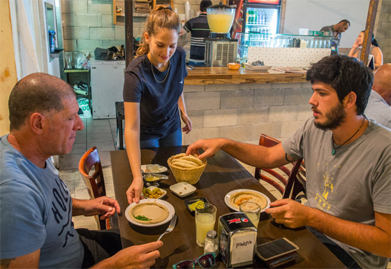 مطعم يشجع العرب واليهود على التعايش بطريقة خاصة ومبتكرة صورة رقم 8