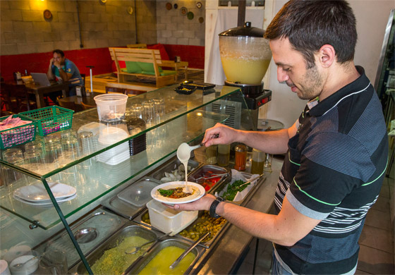 مطعم يشجع العرب واليهود على التعايش بطريقة خاصة ومبتكرة صورة رقم 4