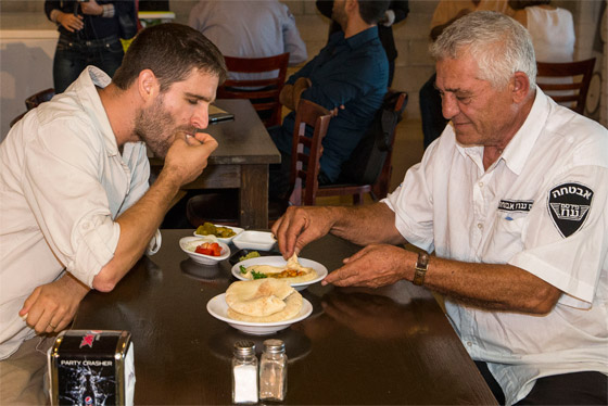 مطعم يشجع العرب واليهود على التعايش بطريقة خاصة ومبتكرة صورة رقم 10