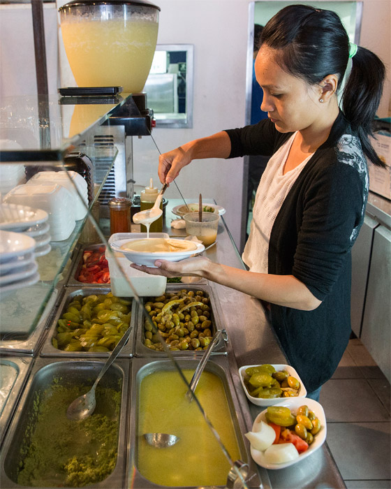 مطعم يشجع العرب واليهود على التعايش بطريقة خاصة ومبتكرة صورة رقم 6