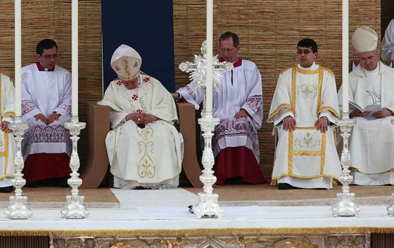 استراحة المحاربين.. صور لزعماء في قيلولة خلال مناسبات رسمية صورة رقم 6 استراحة المحاربين.. صور لزعماء في قيلولة خلال مناسبات رسمية صورة رقم 6