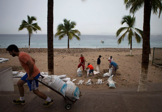 اقوى اعصار في تاريخ البشرية يجتاح المكسيك بسرعة 325 كلم صورة رقم 7 اقوى اعصار في تاريخ البشرية يجتاح المكسيك بسرعة 325 كلم صورة رقم 7