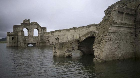 انخفاض منسوب المياه يكشف عن انقاض كنيسة في المكسيك صورة رقم 1 انخفاض منسوب المياه يكشف عن انقاض كنيسة في المكسيك صورة رقم 1