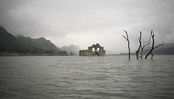 انخفاض منسوب المياه يكشف عن انقاض كنيسة في المكسيك صورة رقم 3 انخفاض منسوب المياه يكشف عن انقاض كنيسة في المكسيك صورة رقم 3