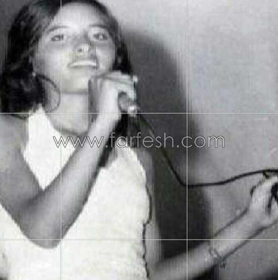 صور لطيفة في طفولتها وهي تمسك الميكروفون لأول مرة صورة رقم 2