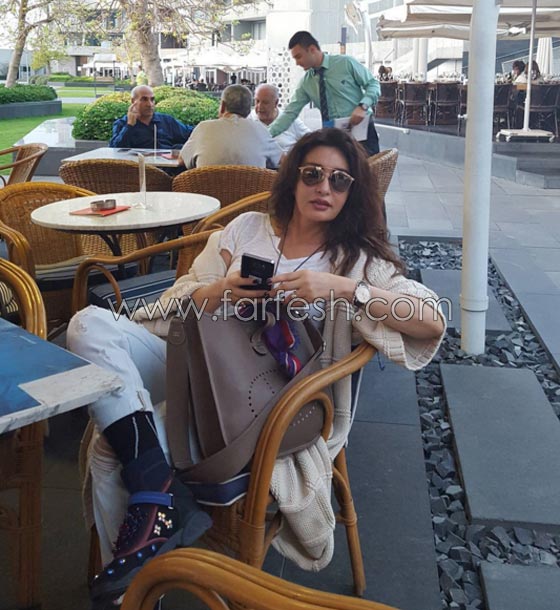 صور لطيفة في طفولتها وهي تمسك الميكروفون لأول مرة صورة رقم 4