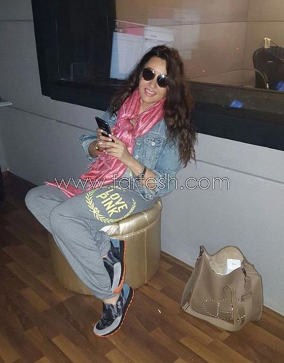 صور لطيفة في طفولتها وهي تمسك الميكروفون لأول مرة صورة رقم 5