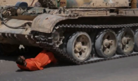 الدواعش يتفننون باعدام اعدائهم.. يسحقون اسيرا سوريا بالدبابة صورة رقم 4 الدواعش يتفننون باعدام اعدائهم.. يسحقون اسيرا سوريا بالدبابة صورة رقم 4
