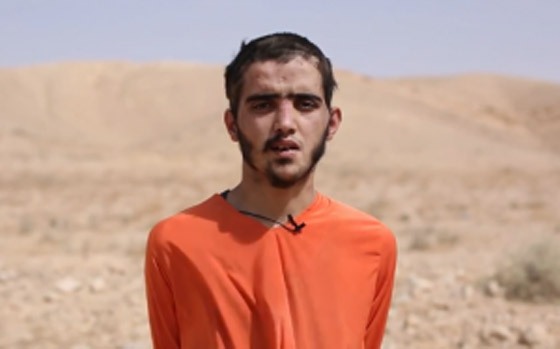 الدواعش يتفننون باعدام اعدائهم.. يسحقون اسيرا سوريا بالدبابة صورة رقم 2 الدواعش يتفننون باعدام اعدائهم.. يسحقون اسيرا سوريا بالدبابة صورة رقم 2