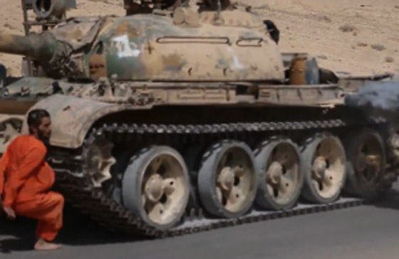 الدواعش يتفننون باعدام اعدائهم.. يسحقون اسيرا سوريا بالدبابة صورة رقم 5 الدواعش يتفننون باعدام اعدائهم.. يسحقون اسيرا سوريا بالدبابة صورة رقم 5