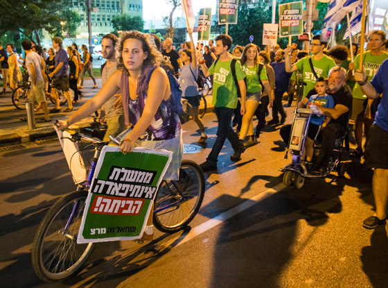 الاف الاسرائيليين يحيون ذكرى رابين بمظاهرة تطالب بالسلام مع الفلسطينيين صورة رقم 4