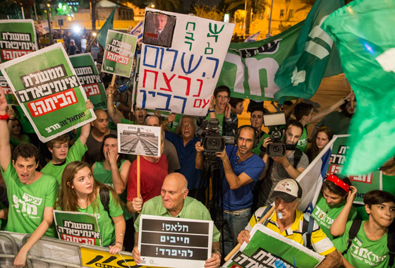 الاف الاسرائيليين يحيون ذكرى رابين بمظاهرة تطالب بالسلام مع الفلسطينيين صورة رقم 7