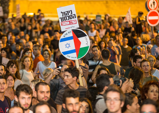 الاف الاسرائيليين يحيون ذكرى رابين بمظاهرة تطالب بالسلام مع الفلسطينيين صورة رقم 9