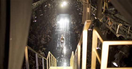 عارضات اسرائيليات يظهرن بالكوفية الفلسطينية.. هل هي عملية سطو؟ صورة رقم 7