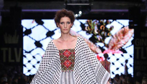 عارضات اسرائيليات يظهرن بالكوفية الفلسطينية.. هل هي عملية سطو؟ صورة رقم 2