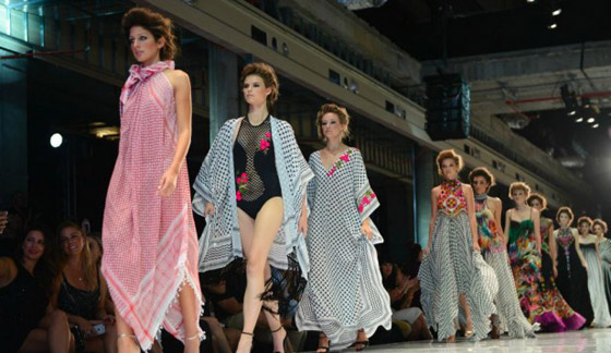 عارضات اسرائيليات يظهرن بالكوفية الفلسطينية.. هل هي عملية سطو؟ صورة رقم 1