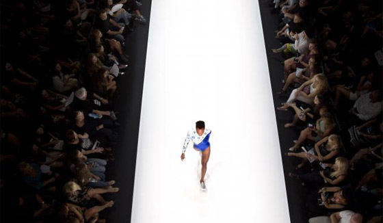 عارضات اسرائيليات يظهرن بالكوفية الفلسطينية.. هل هي عملية سطو؟ صورة رقم 8