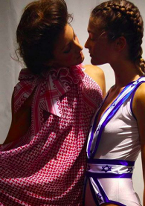 عارضات اسرائيليات يظهرن بالكوفية الفلسطينية.. هل هي عملية سطو؟ صورة رقم 3