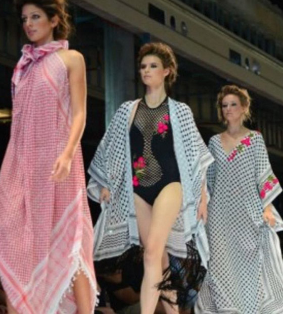 عارضات اسرائيليات يظهرن بالكوفية الفلسطينية.. هل هي عملية سطو؟ صورة رقم 4