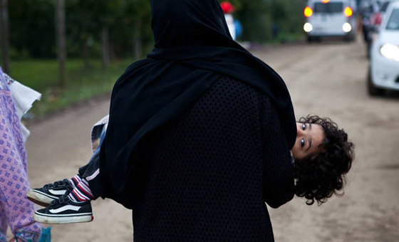 شاهد معاناة المهاجرين الى كرواتيا.. كما التقطتها كاميرا مرافقة لهم صورة رقم 2