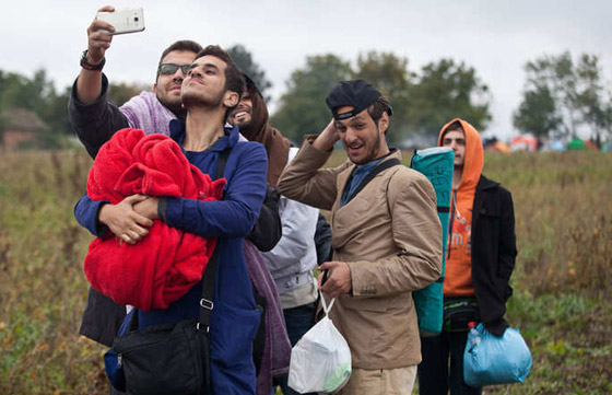 شاهد معاناة المهاجرين الى كرواتيا.. كما التقطتها كاميرا مرافقة لهم صورة رقم 9