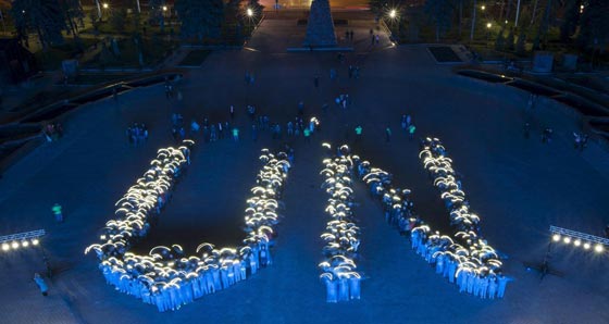 صور رائعة: مواقع ومبان عالمية تشتعل بالازرق تقديرا للامم المتحدة صورة رقم 1