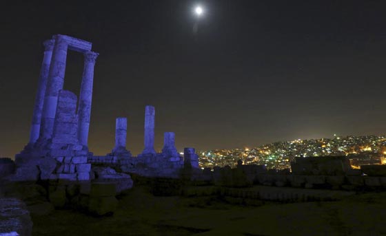 صور رائعة: مواقع ومبان عالمية تشتعل بالازرق تقديرا للامم المتحدة صورة رقم 3