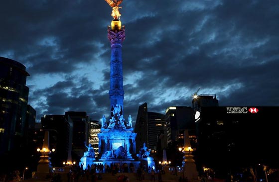 صور رائعة: مواقع ومبان عالمية تشتعل بالازرق تقديرا للامم المتحدة صورة رقم 4