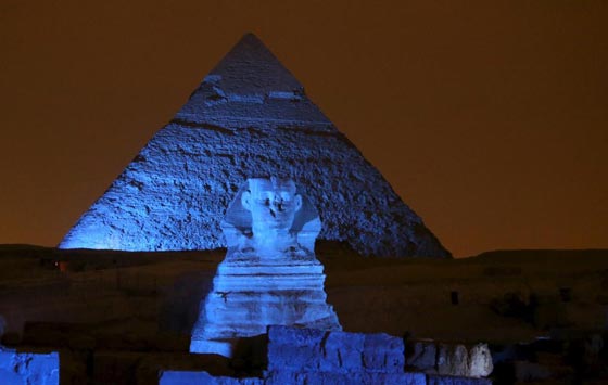 صور رائعة: مواقع ومبان عالمية تشتعل بالازرق تقديرا للامم المتحدة صورة رقم 5