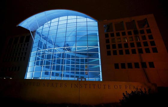 صور رائعة: مواقع ومبان عالمية تشتعل بالازرق تقديرا للامم المتحدة صورة رقم 7