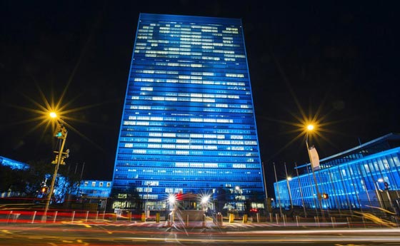 صور رائعة: مواقع ومبان عالمية تشتعل بالازرق تقديرا للامم المتحدة صورة رقم 8