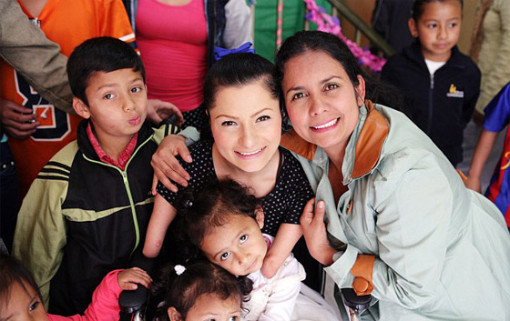 صور وفيديو فنانة مبدعة بدون ذراعين ولا ساقين اذهلت العالم صورة رقم 21